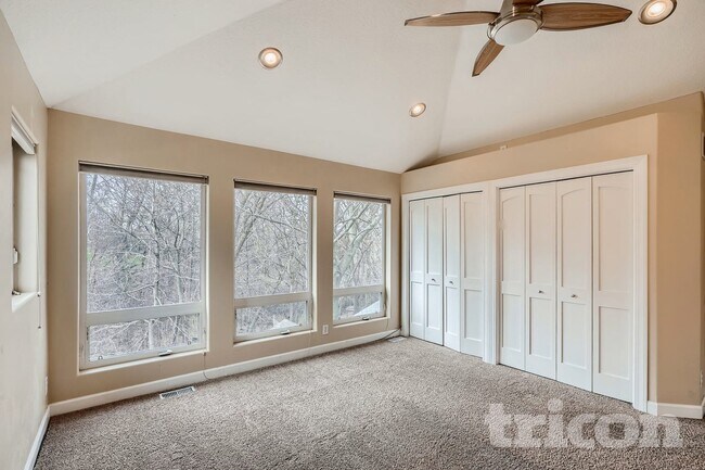 Foto del edificio - 2296 Highwood Ave E