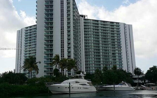 Foto del edificio - 100 Bayview Dr