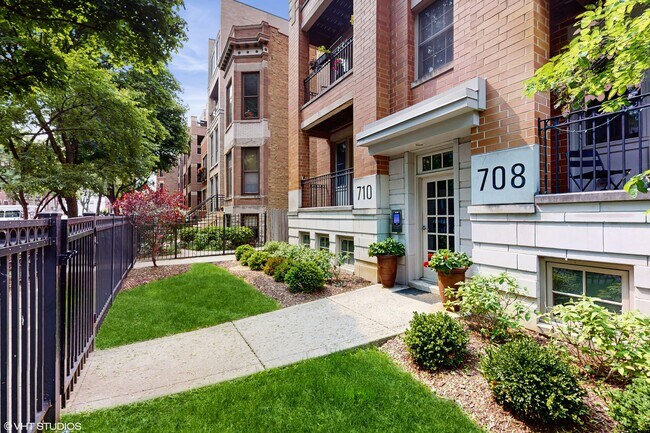 Front Entrance - 710 W Aldine Ave