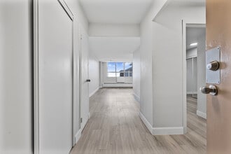 Building Photo - 65 Thorncliffe Park Dr