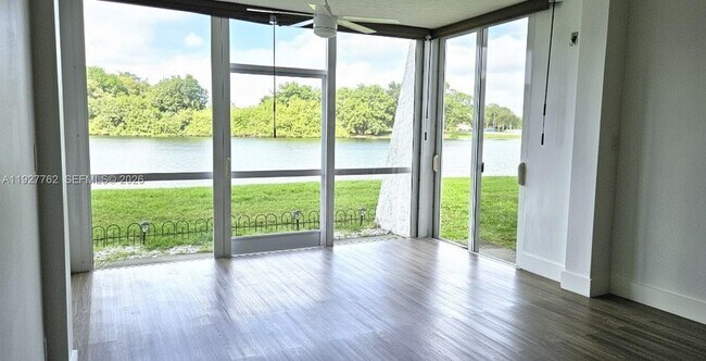 Foto del edificio - 9450 Poinciana Pl