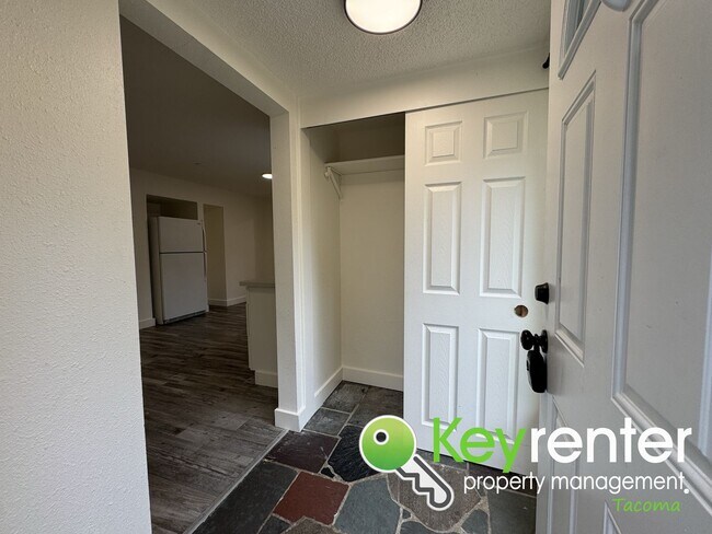 Foto del edificio - Fully Renovated 4-Bedroom Home with in Lak...