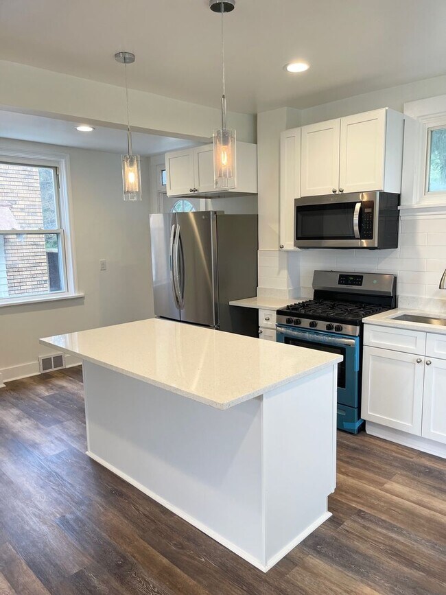 Foto del edificio - Entirely Remodeled 3 Bedroom, 1 Bathroom i...