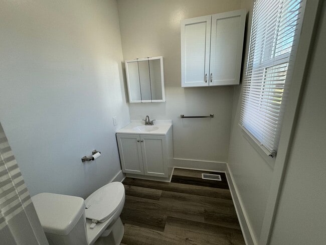 Building Photo - New Moline Rental Ready Now