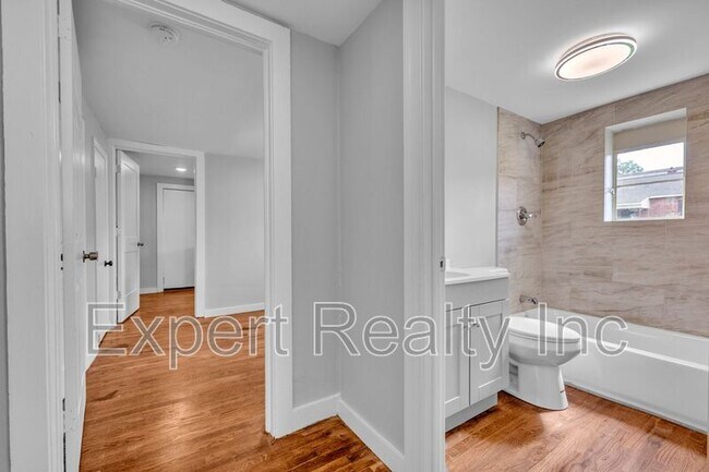 Building Photo - 546 55th St