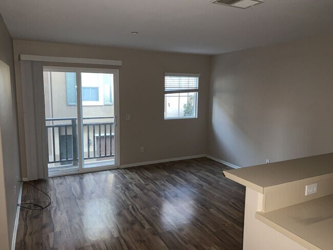 spacious livingroom - 510 62nd St