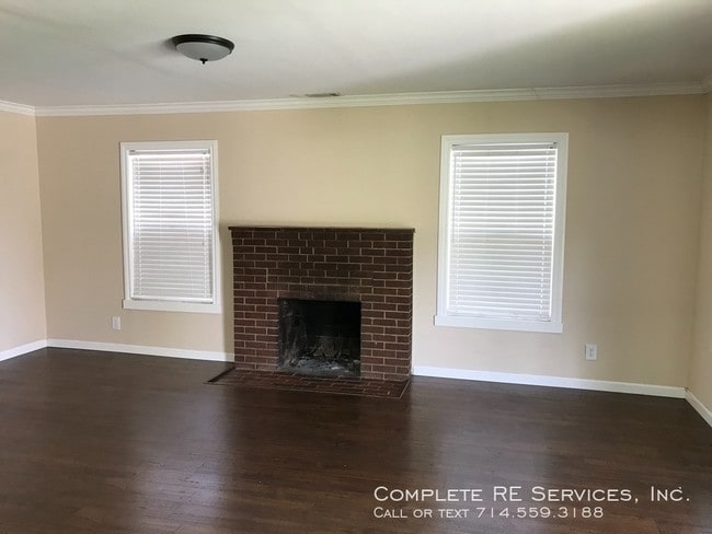 Building Photo - Duplex, 3 Bedroom Unit for Lease in Ontario.