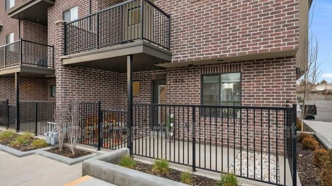 Building Photo - 1428 E Komenda Way