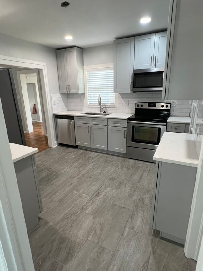 Building Photo - 3/2 Home in Riverside Heights, Tampa for Rent