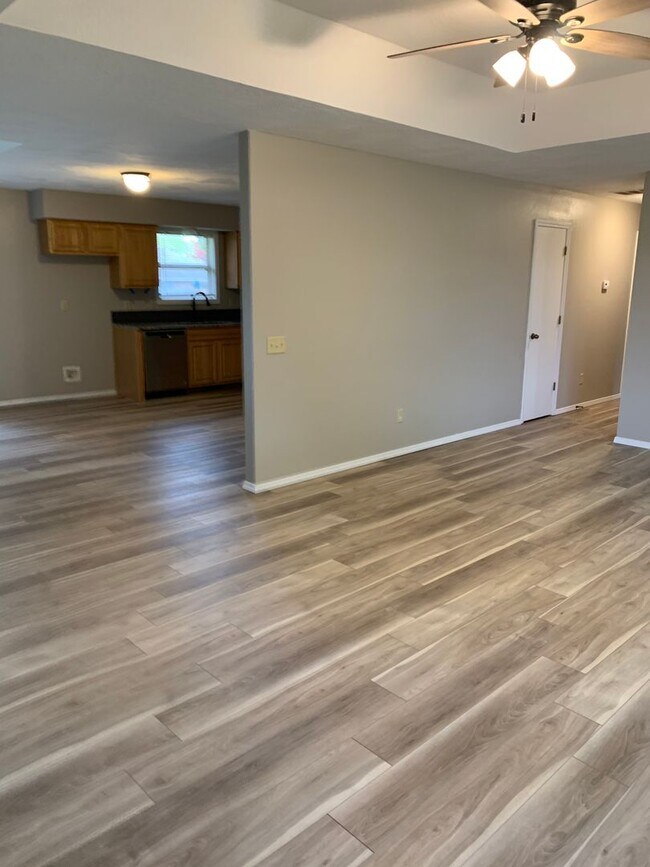 Foto del edificio - 3 bed 2 bath 2 car garage house in great l...