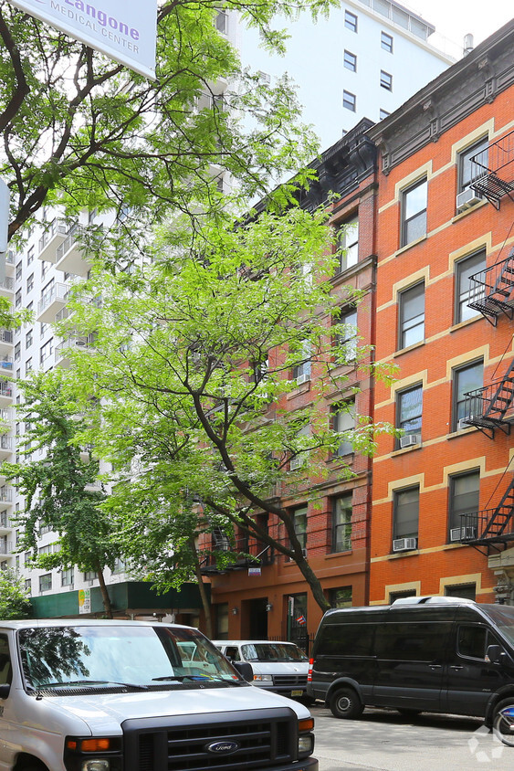 Foto principal - 358 W 51st St