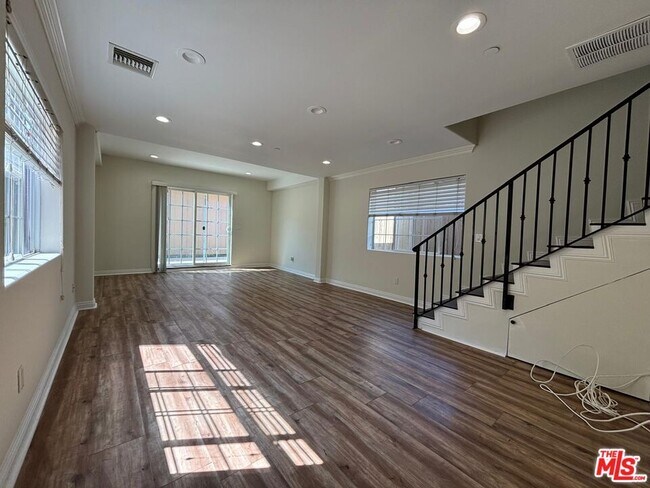 Building Photo - 6463 Varna Ave