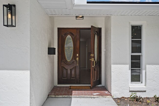 Building Photo - Renovated Pool Home in Winter Park Availab...