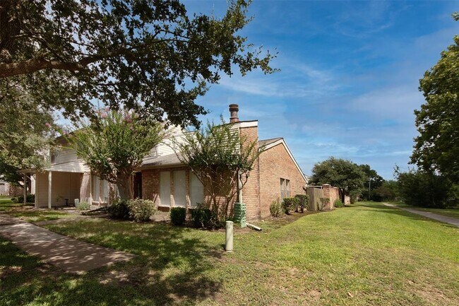 Foto del edificio - 7852 Green Lawn Dr