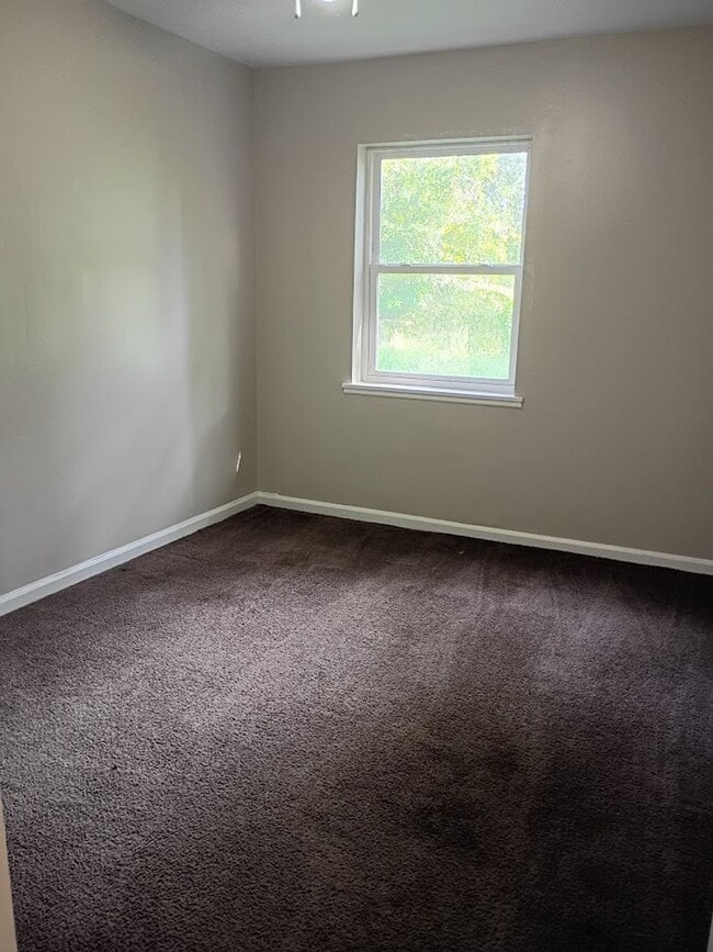 Building Photo - MOVE IN READY