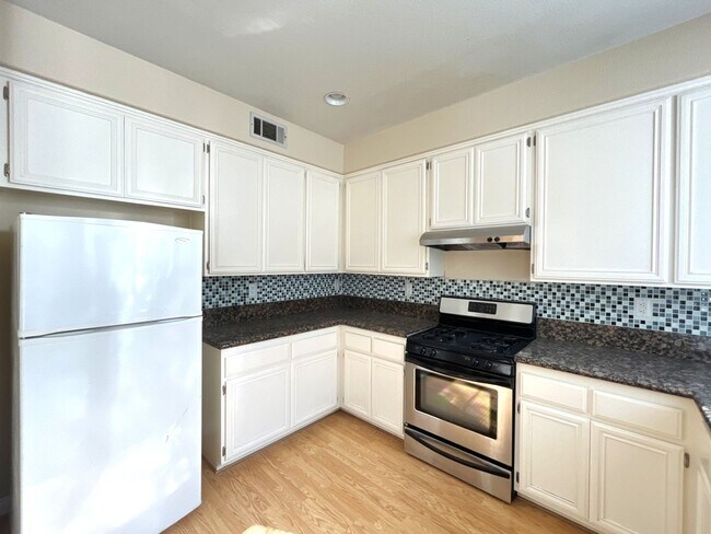 Foto del edificio - 4 bed, 3 bath located in Corona, CA!