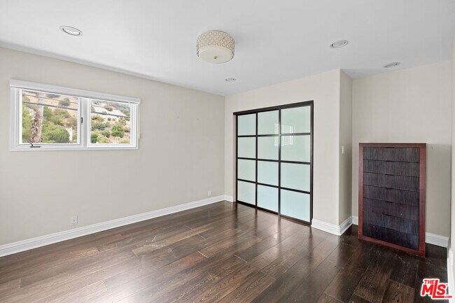 Foto del edificio - 1759 N Beverly Dr