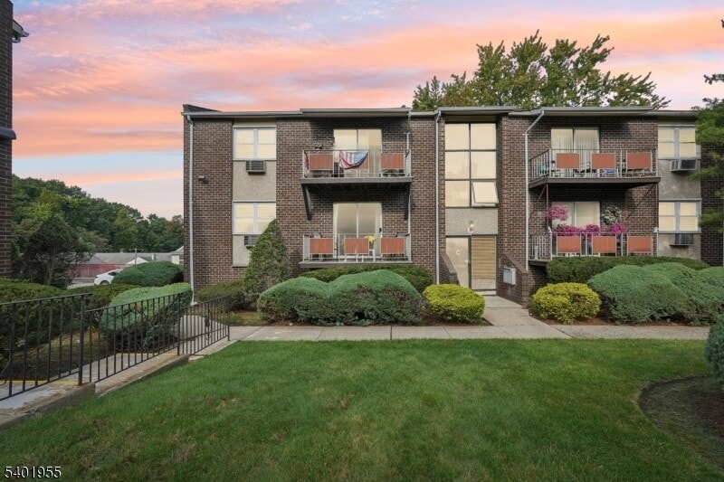 Photo - 421 Bloomfield Avenue Unit C1