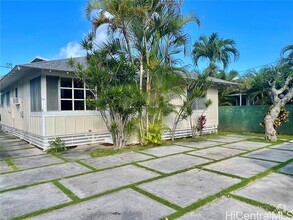 Building Photo - 256 Maluniu Ave