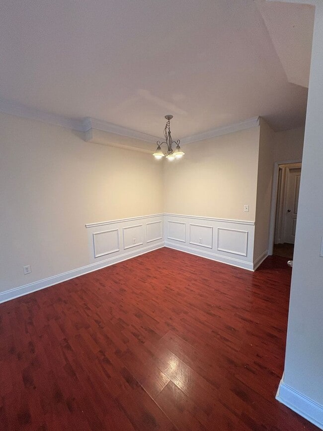 Photo - 5 bed, 4 bath townhome WALKING DISTANCE to Downtown & UGA campus!