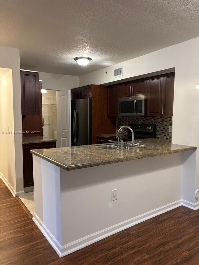 Foto del edificio - 2133 Renaissance Blvd