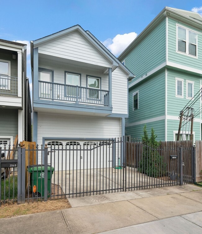 Building Photo - 206 Burr St