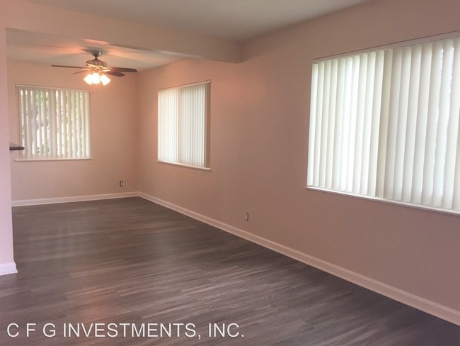 Building Photo - 3004 Royal Palm Dr