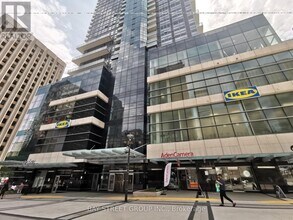 Building Photo - 386 Yonge St