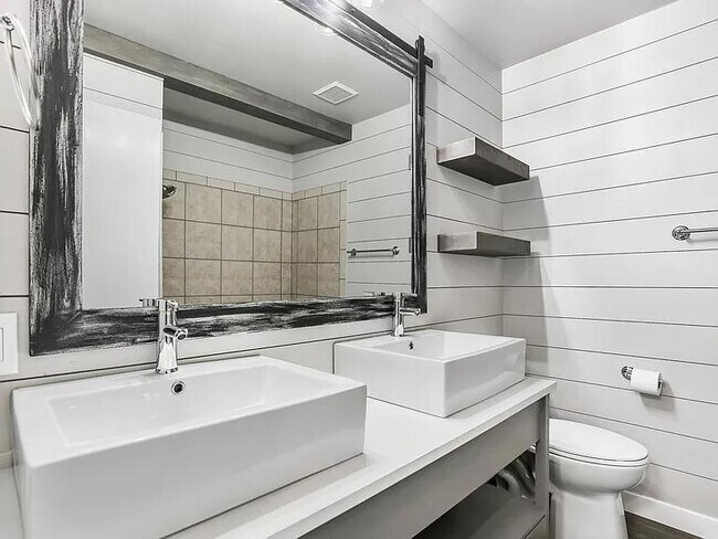 Foto del edificio - 5330 Balcones Dr