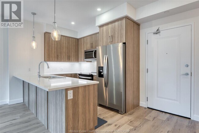 Photo du bâtiment - 1740 Sprucewood Ave