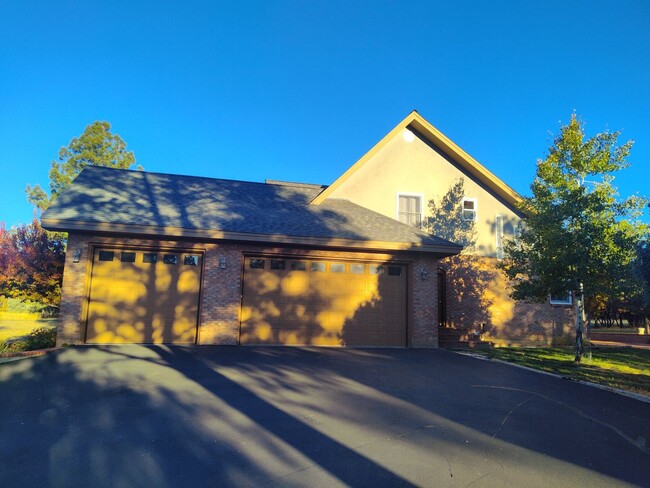 Foto del edificio - *LEASE PENDING* Stunning Executive Home in...