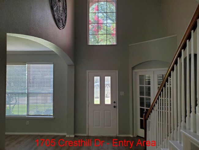 Foto del edificio - 1705 Cresthill Dr