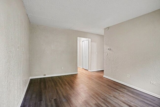 Building Photo - $774 1 bed/1 bath Apartment in Eastwood ***Ask about our Security Deposit Alternative!***