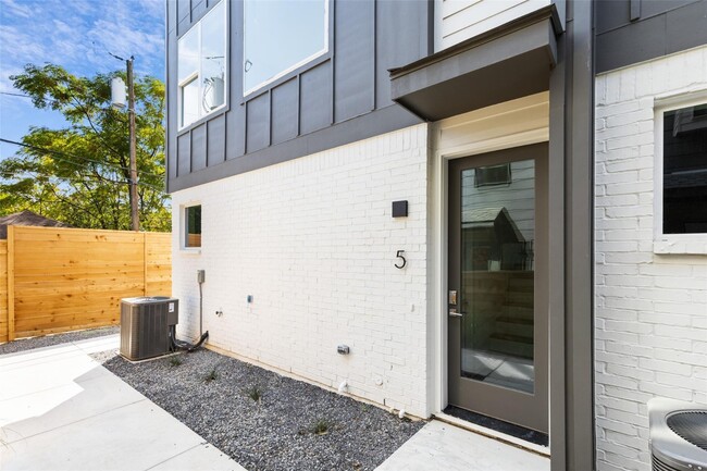 Building Photo - Modern 2-Bed Townhome with Attached Garage & Private Balcony in Gated Dallas Community