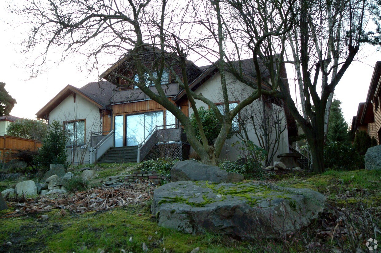 Building Photo - Arbutus