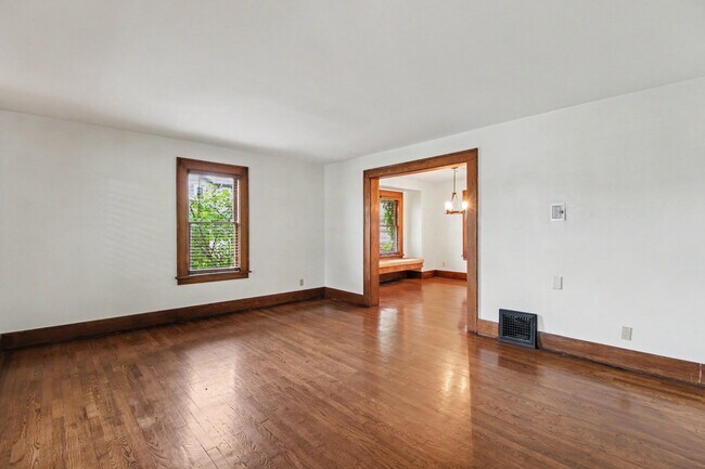 Building Photo - 127 Drace St