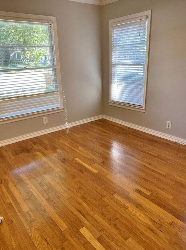 Building Photo - 3 BED/2BATH BUNGALOW IN ARLINGTON HEIGHTS!