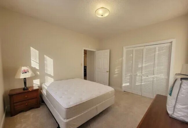 Foto del edificio - This bright and spacious 2-bedroom apartment