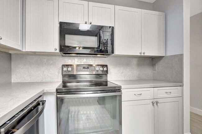 Building Photo - 8753 Bella Vista Dr