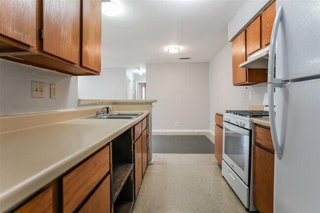 Foto del edificio - 6801 Stonleigh Pl