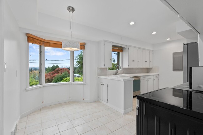 Building Photo - 4 Bd / 2 Ba Seattle Home