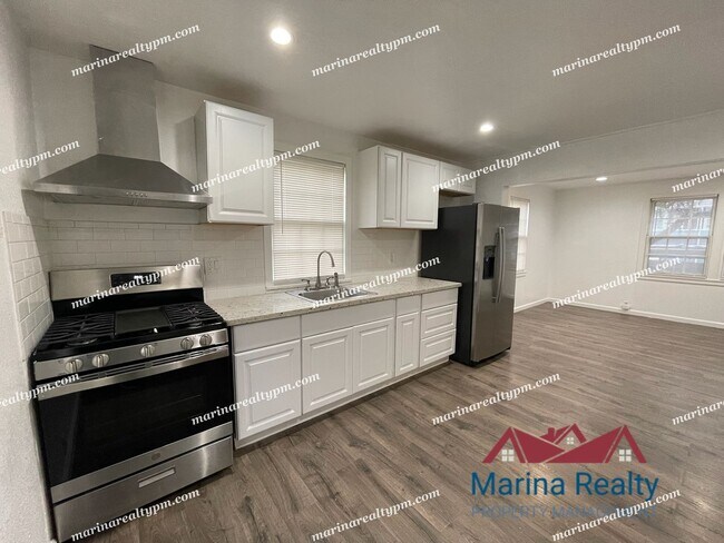 Foto del edificio - Three Bedroom One Bath Townhouse