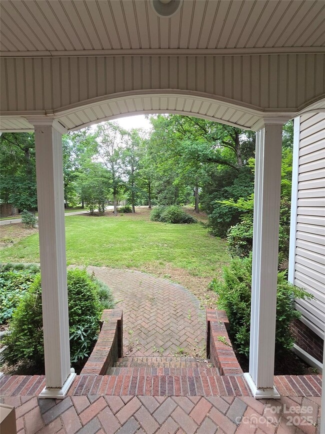 Building Photo - 409 Foxglove Ln