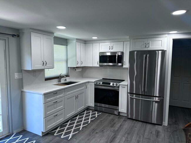 Foto del edificio - 7141 High Ridge Rd