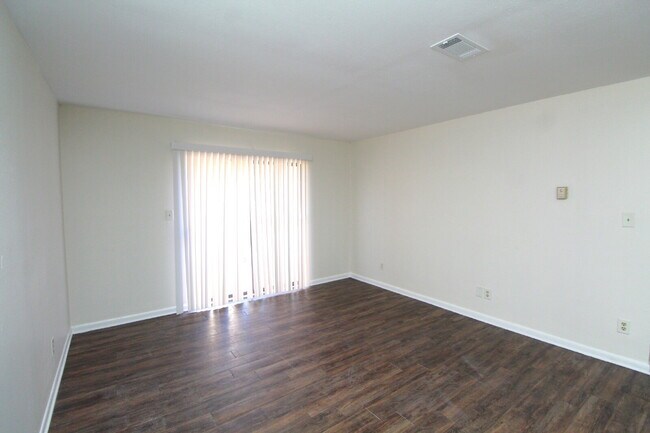 Foto del edificio - 2-Bedroom Apt. with Walk-In Closet & Private Deck