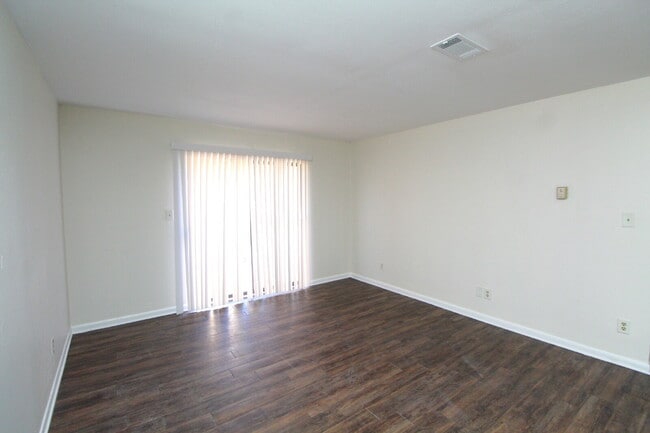 Building Photo - 2-Bedroom Apt. with Walk-In Closet & Private Deck