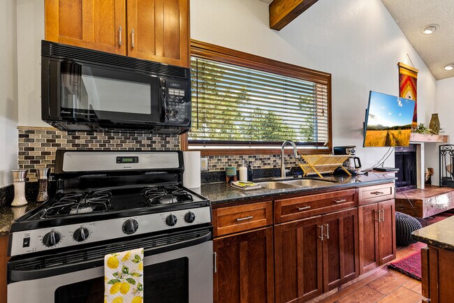 Building Photo - Valley View #240