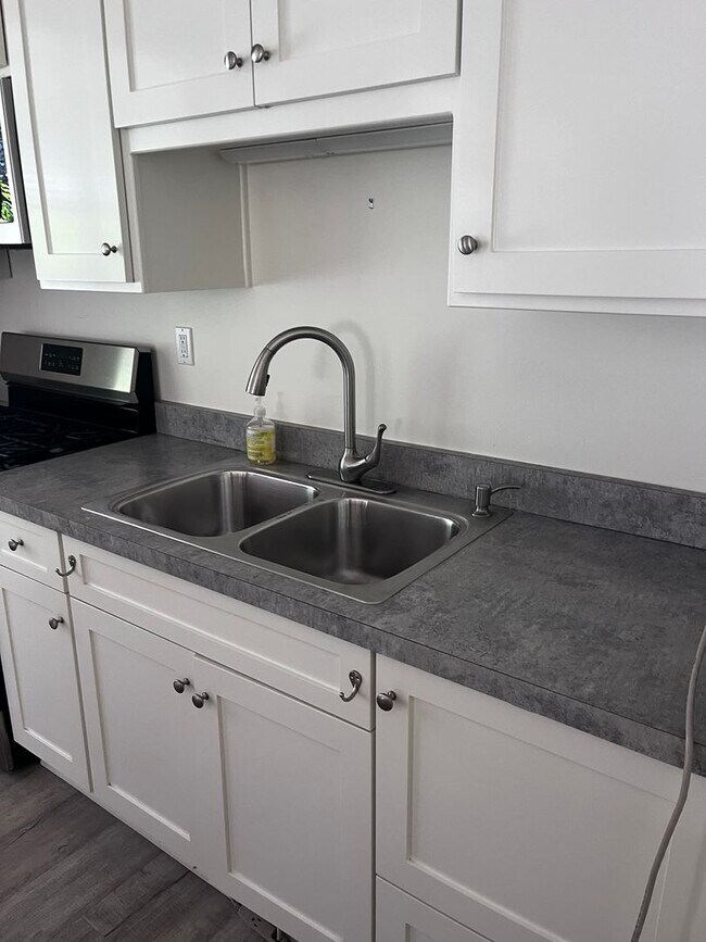 Building Photo - Charming Cottage for Rent in Montecito