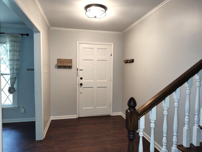 Foto del edificio - Charming split level home located in the Mcclintock Woods Community in Charlotte!