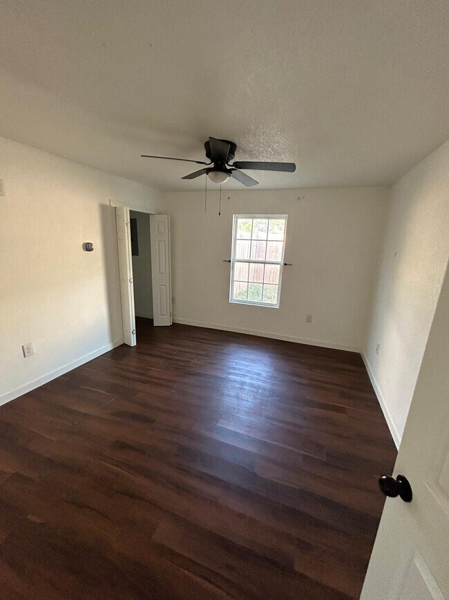 Building Photo - 111 Ashford Dr